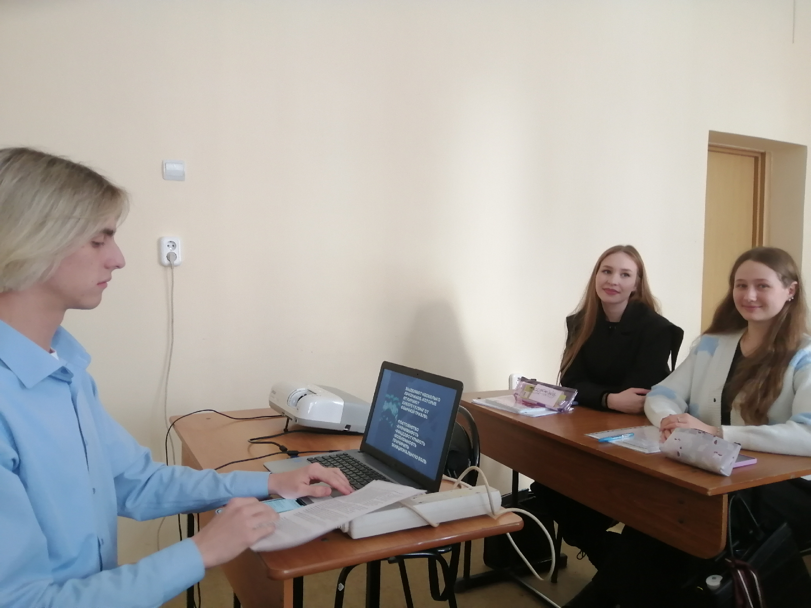 14 декабря доцент кафедры ВИиО Семина Наталья Викторовна провела круглый стол на тему: Профилактика кибербуллинга в молодёжной среде со студентами 3 курса профиля История. Обществознание